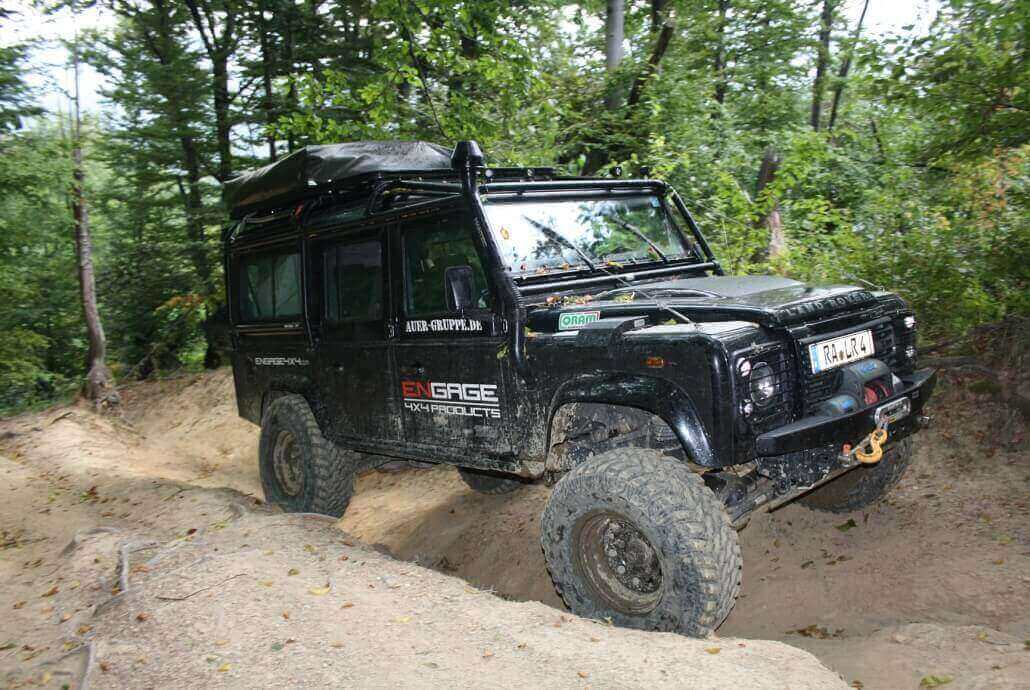 110er ENGAGE4X4 Defender offroad in Transylvanien