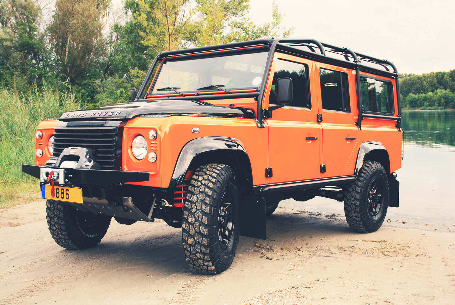 Defender-conversion-with-Safefty-Device-Außenkäfig Converted Defender with roll cage