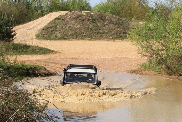 Wasserdurchfahrten mit dem Geländewagen Land Rover Defender Wasserdurchfahrten