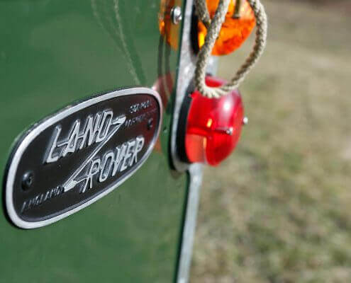 Land Rover met achterlicht en embleem